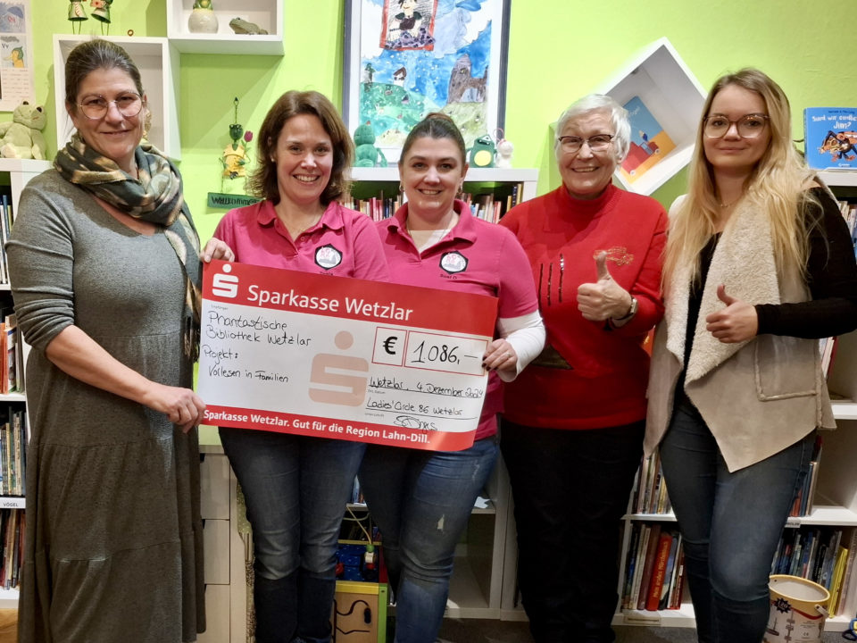 Die Damen vom Ladies' Circle 86 Wetzlar spenden über 1000,- € für das Projekt Vorlesen in Familien.